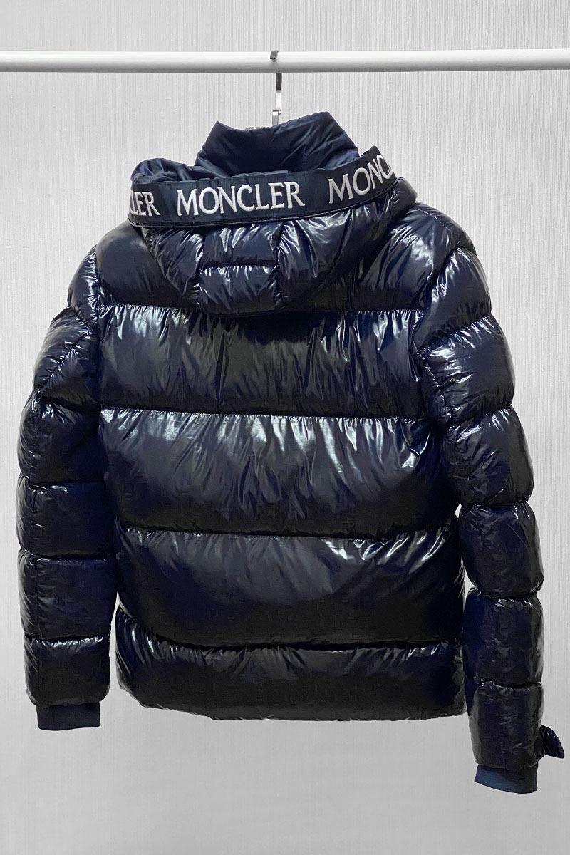 Moncler Утеплённый брендовый пуховик тёмно-синего цвета