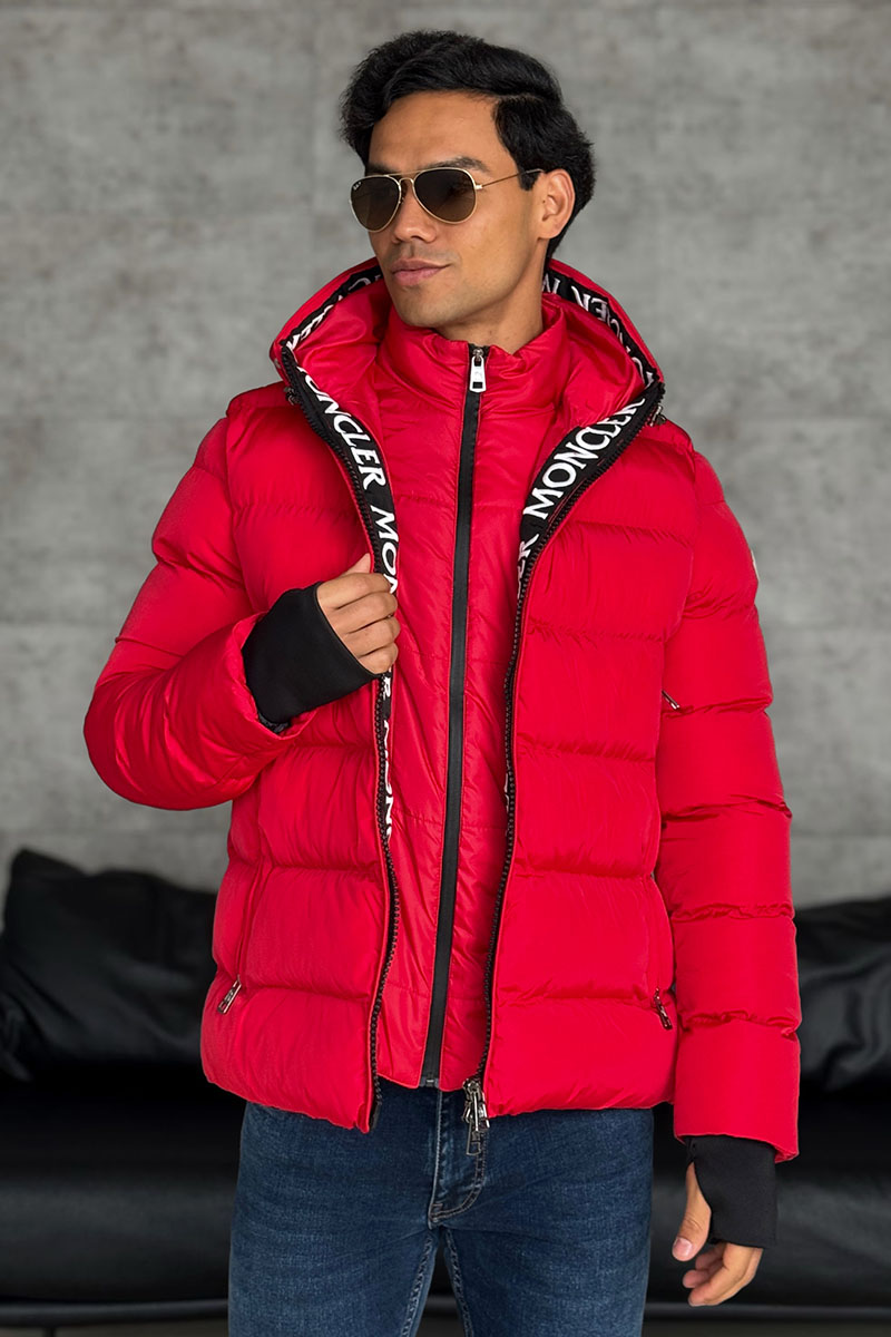 Moncler Утеплённая  куртка красного цвета logo-patch