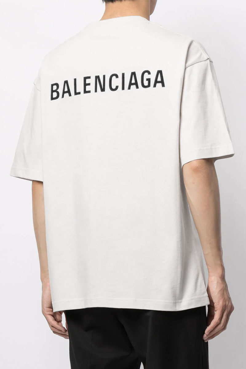 Белая футболка balenciaga. Белая футболка Баленсиага. Футболка Баленсиага мужская белая. Футболка Balenciaga White logo. Balenciaga Polo.