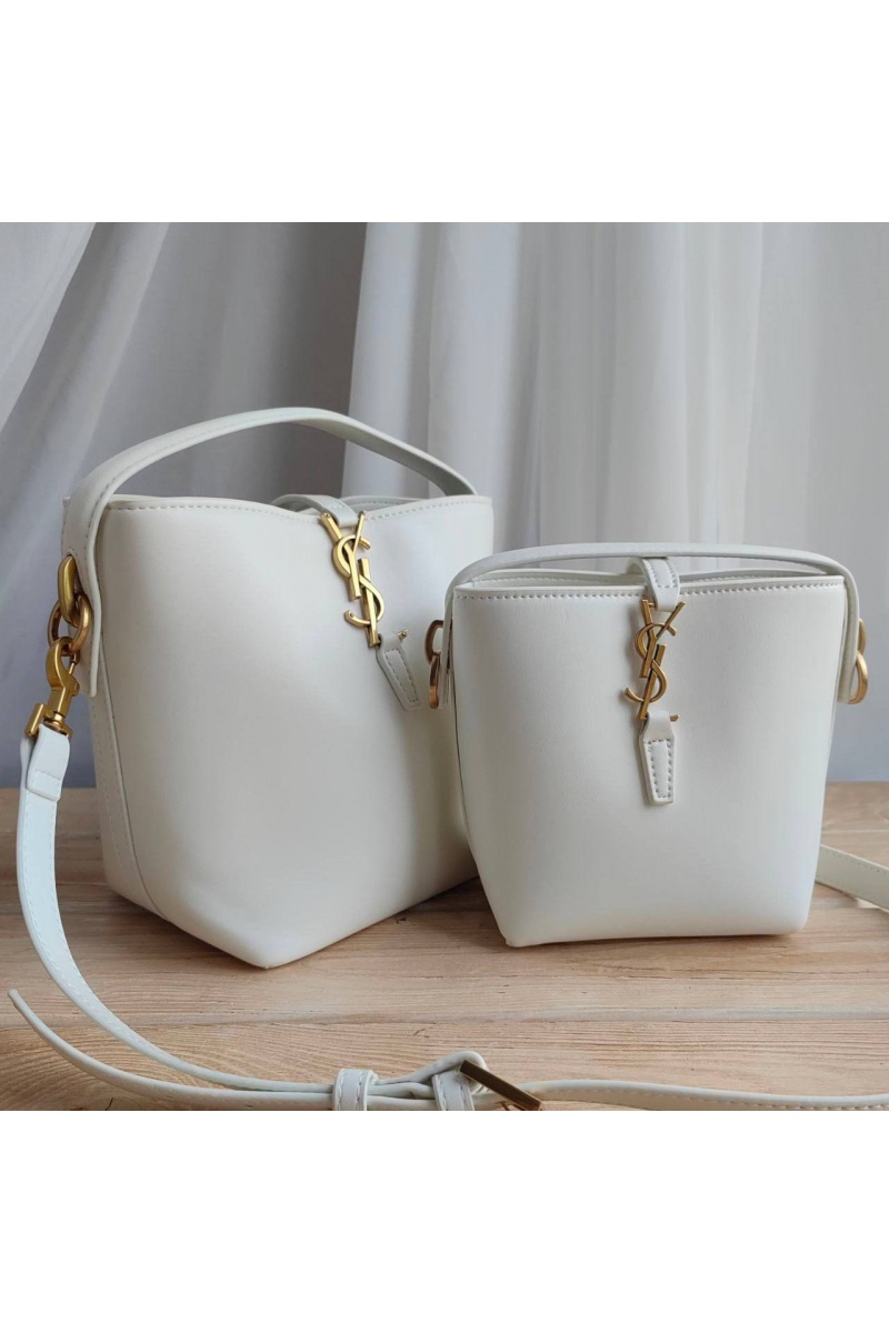 Yves Saint Laurent Кожаная белая сумка 20x25 см
