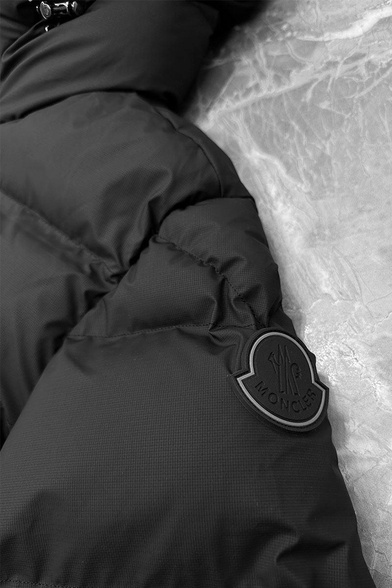 Moncler Пуховик чёрного цвета logo-patch