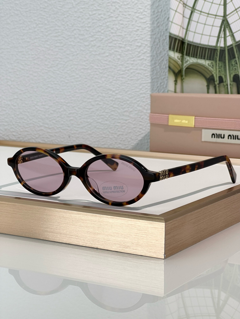 MIU MIU Солнцезащитные очки с леопардовой оправой