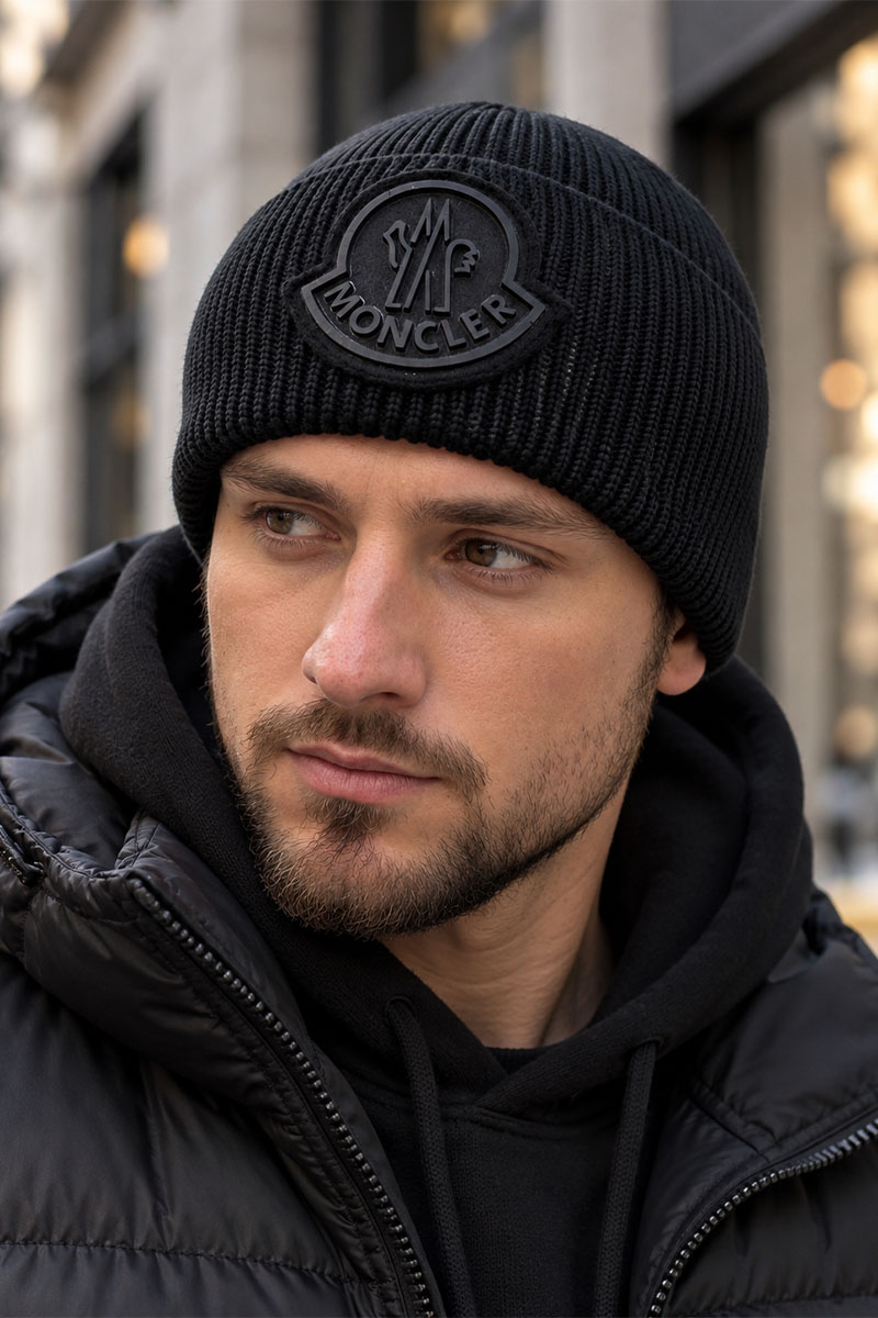 Moncler Брендовая шапка чёрного цвета