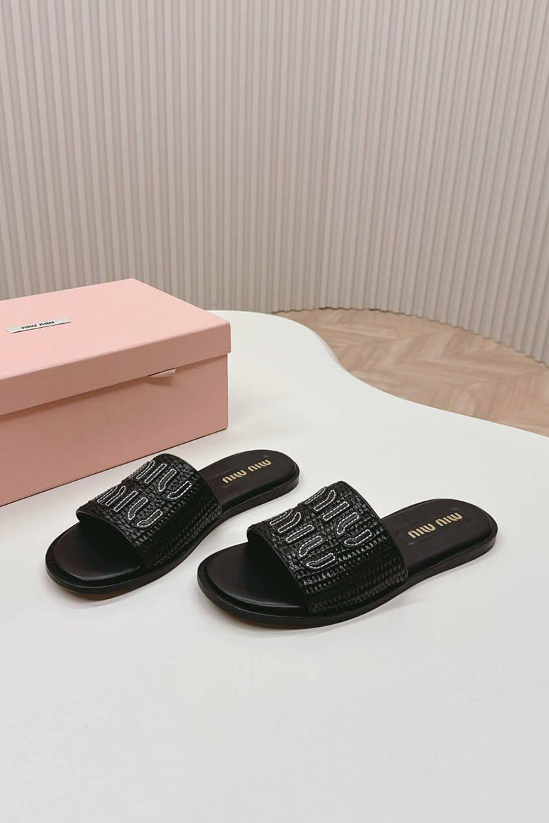 MIU MIU Женские шлёпанцы чёрного цвета