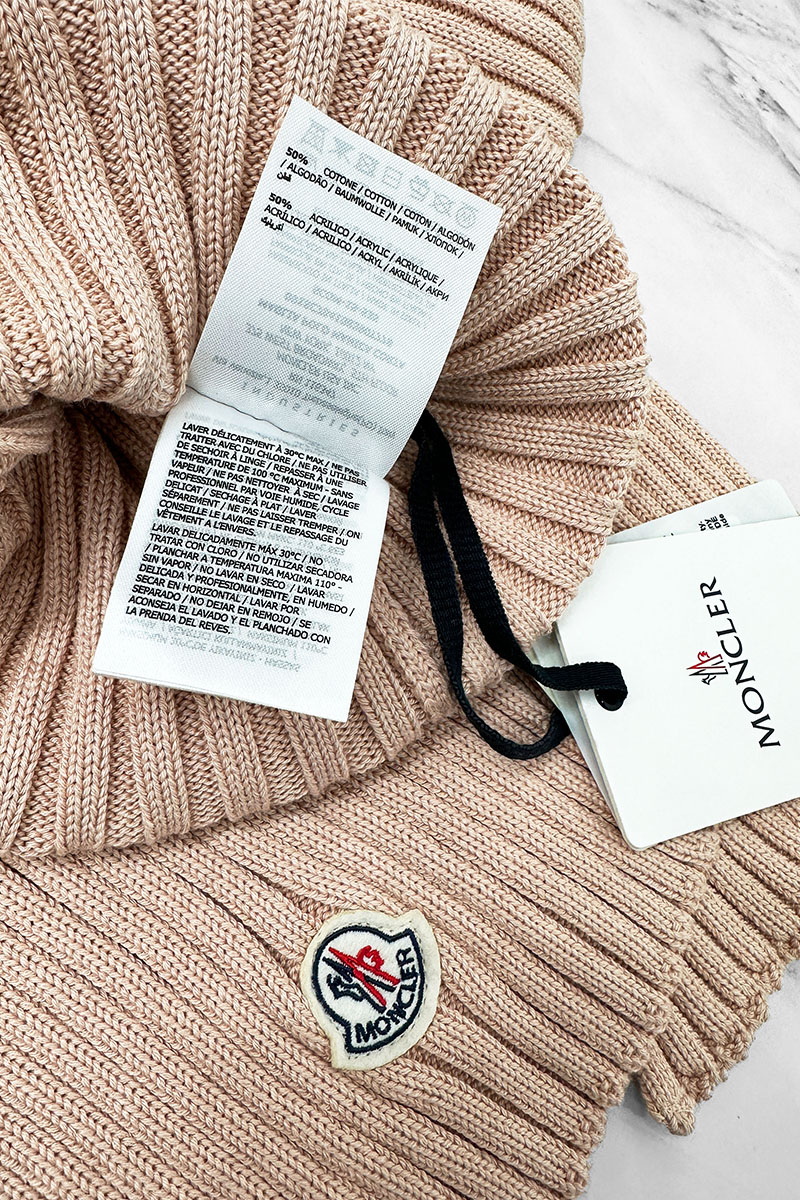 Moncler Комплект из шапки и шарфа персикого цвета logo-patch