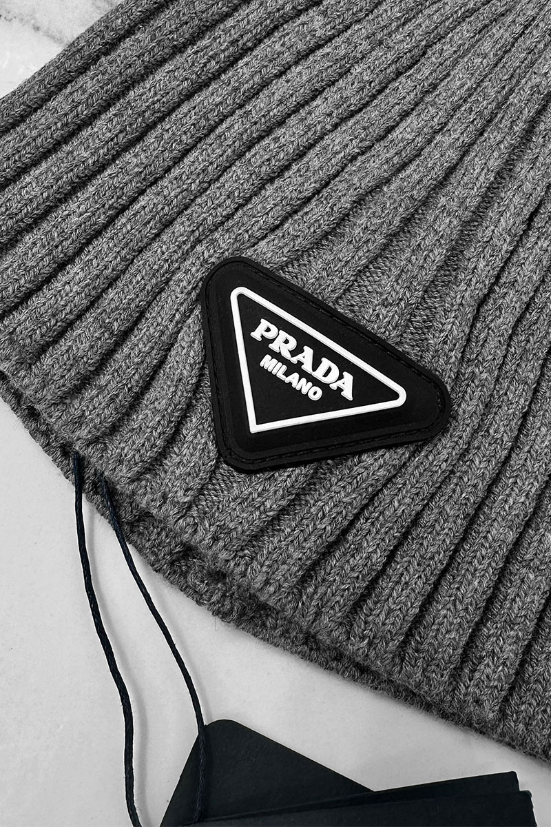 Prada Мужская серая шапка logo-patch