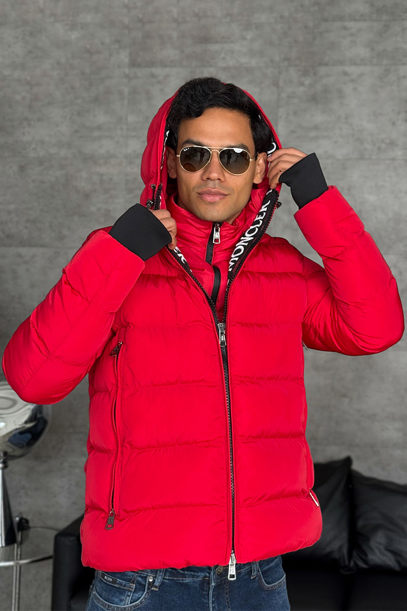 Moncler Утеплённая  куртка красного цвета logo-patch