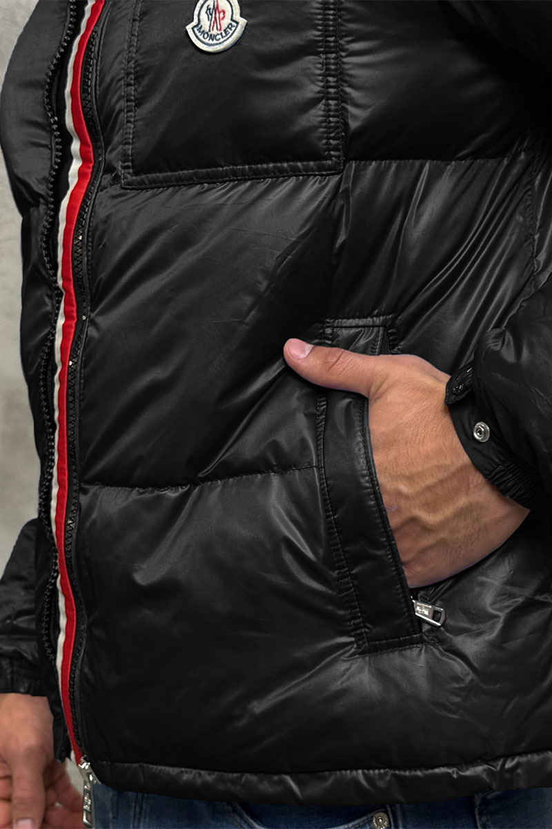 Moncler Пуховик чёрного цвета Montbeliard