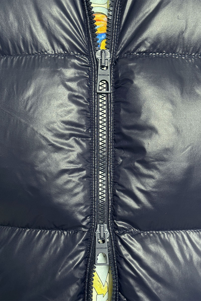 Moncler Утеплённый жилет синего цвета