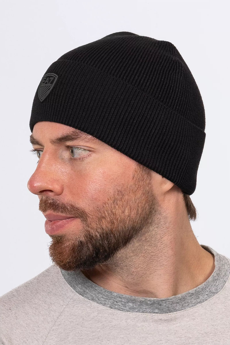 Emporio Armani EA7 Шапка чёрного цвета Mountain U Shield