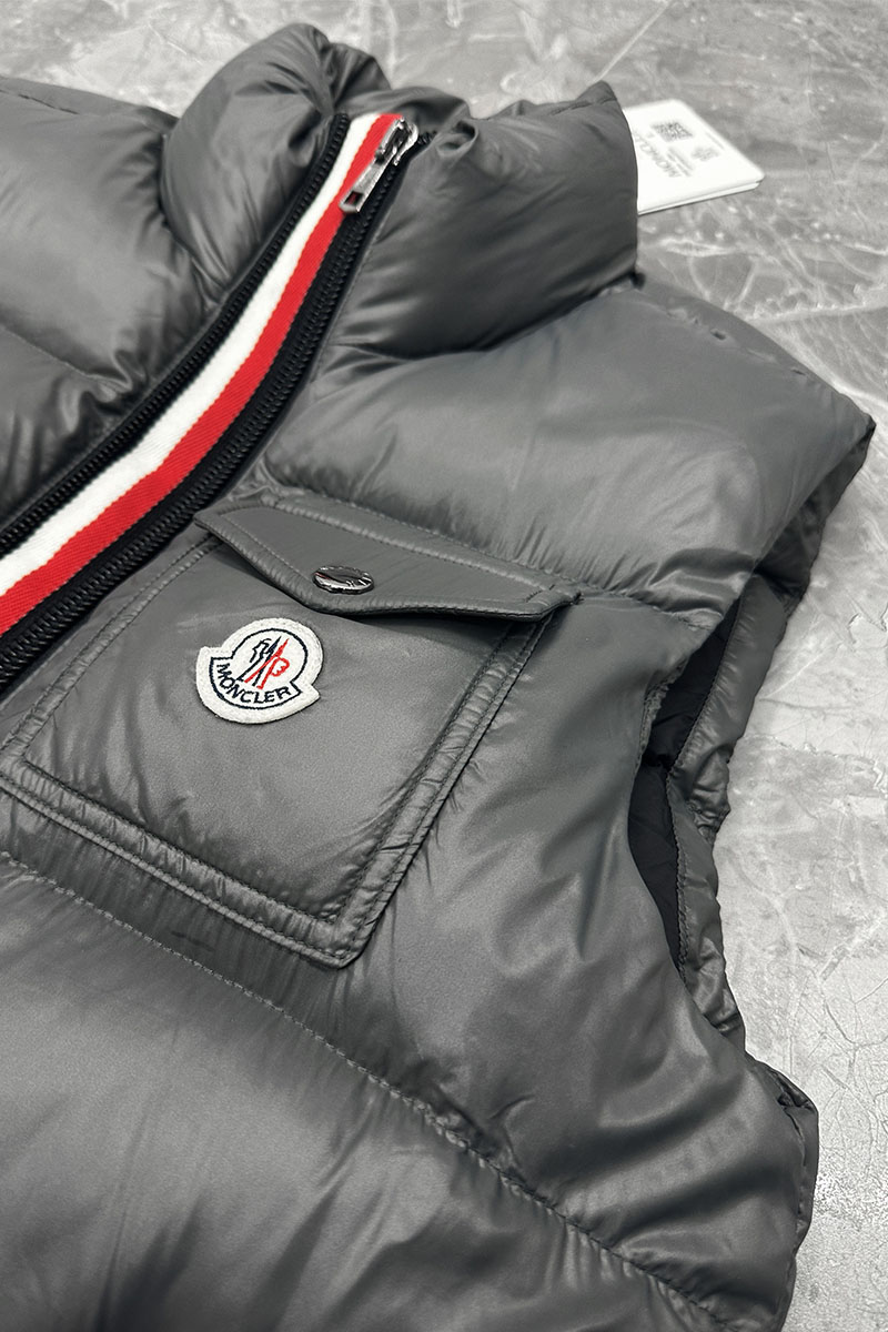 Moncler Мужской жилет серого цвета logo-patch 