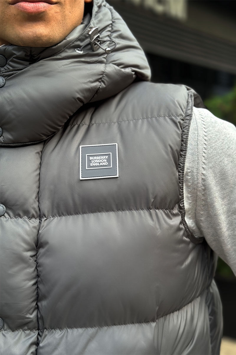 Burberry Жилет серого цвета London England logo-patch 