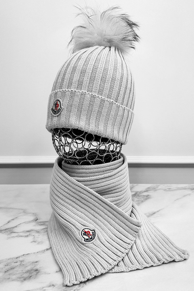 Moncler Комплект из шапки и шарфа светло-серого цвета logo-patch