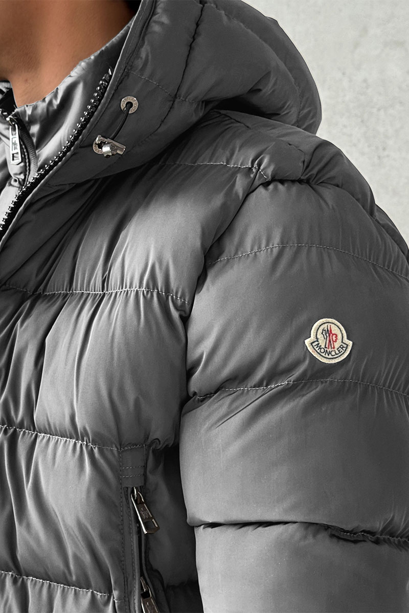 Moncler Утеплённая куртка цвета антрацит logo-patch