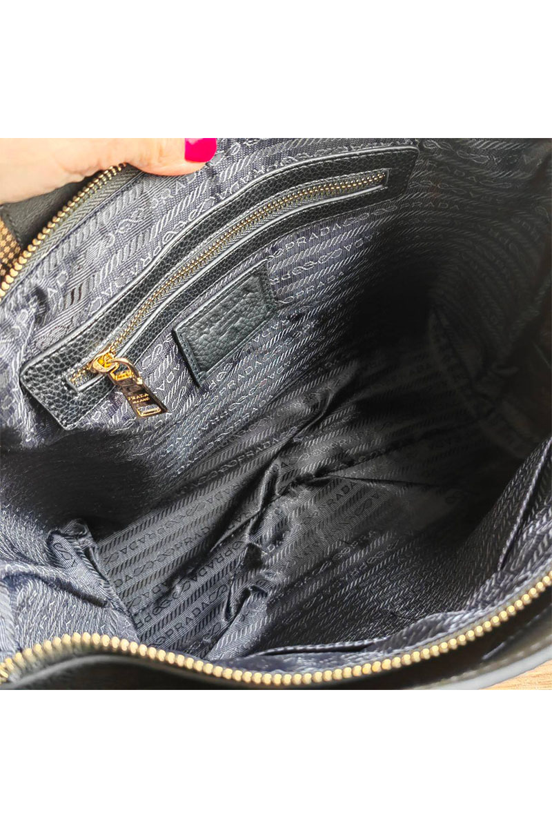 Prada Кожаная сумка чёрного цвета 36x25 см