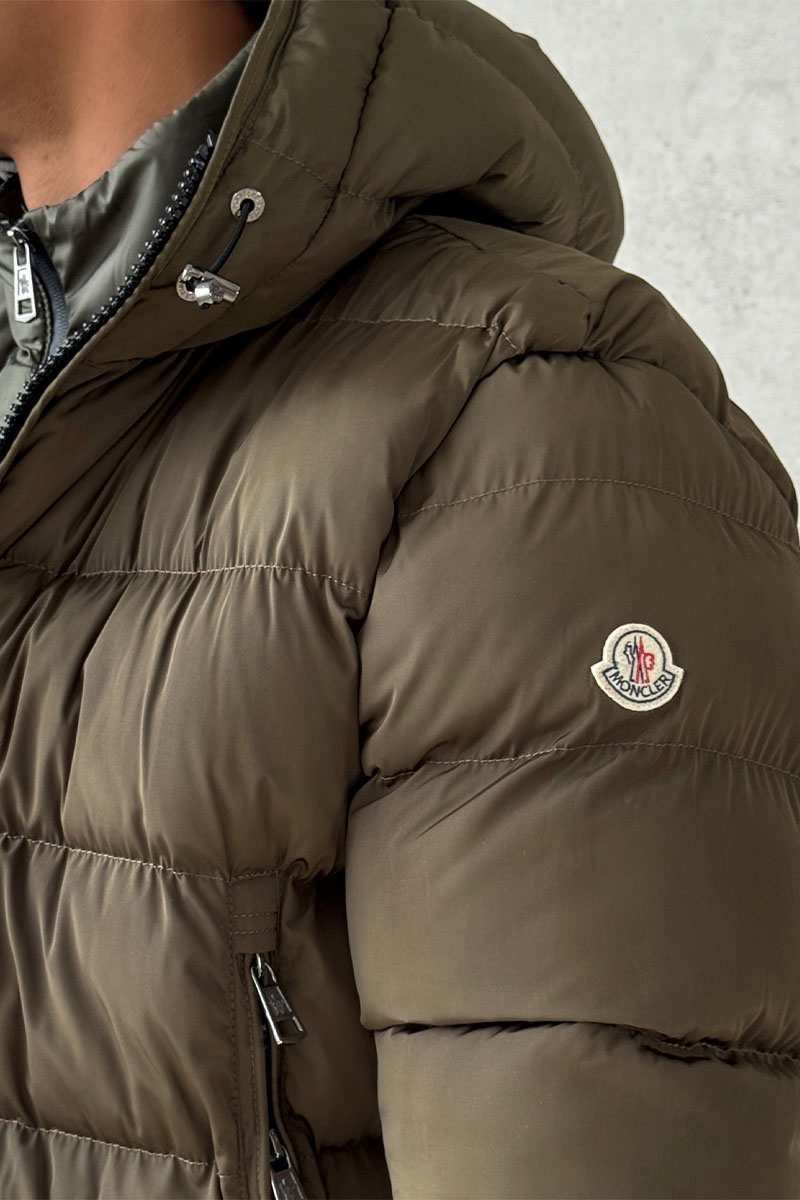 Moncler Утеплённая куртка оливкового цвета logo-patch