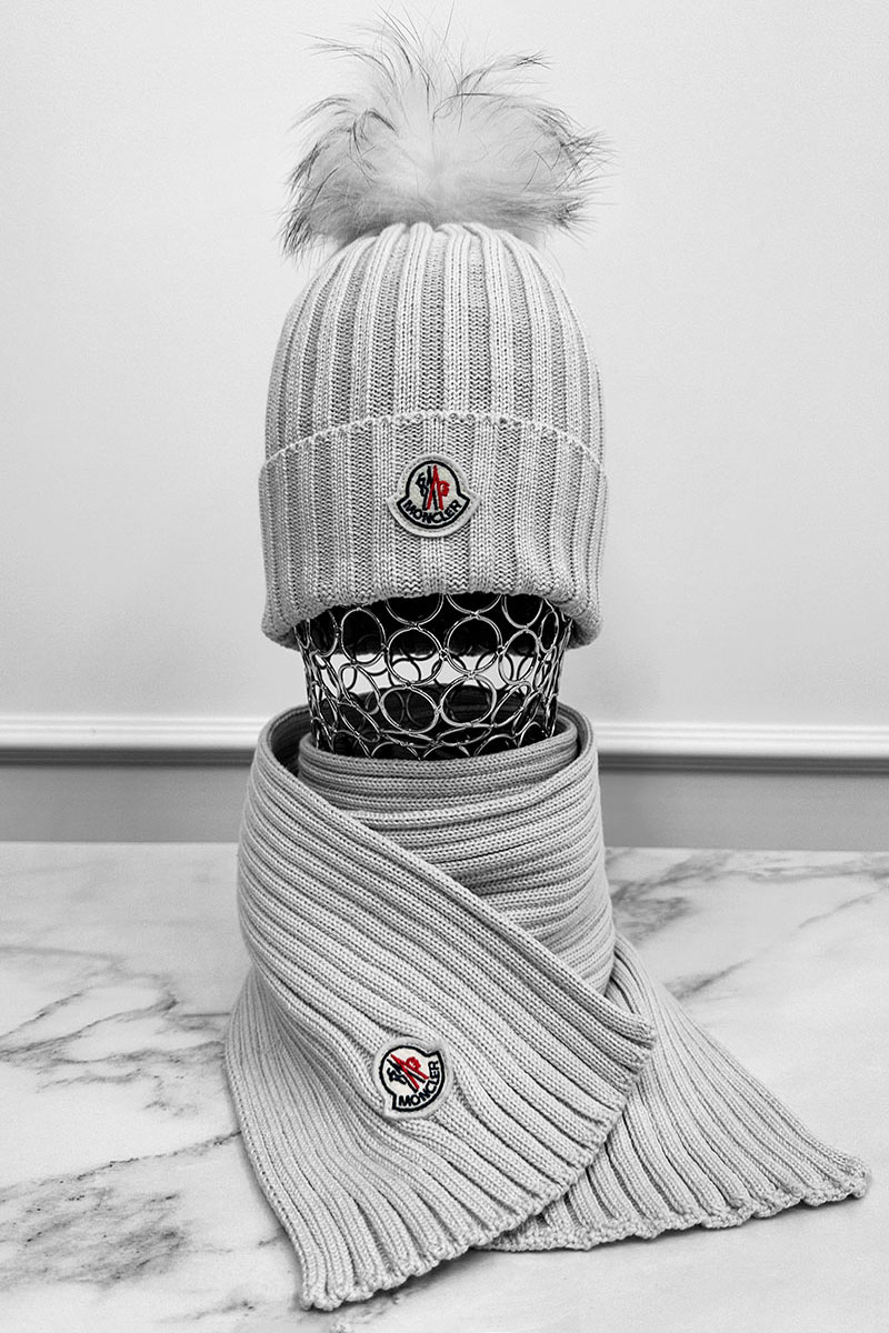 Moncler Комплект из шапки и шарфа светло-серого цвета logo-patch
