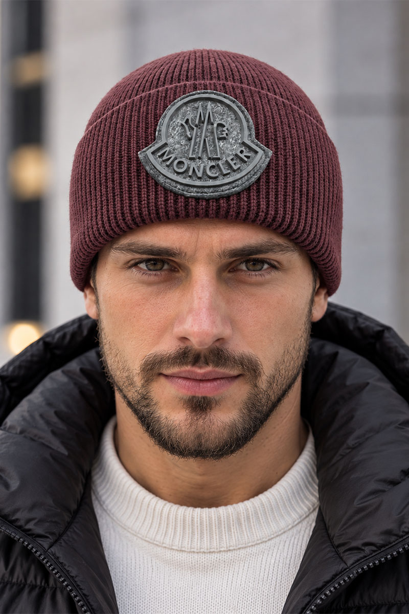 Moncler Мужская шапка бордового цвета logo-patch