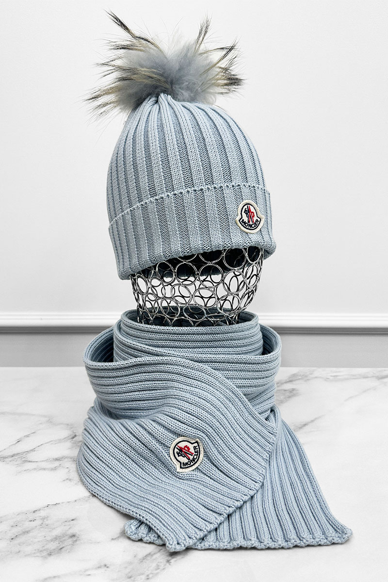 Moncler Комплект из шапки и шарфа голубого цвета logo-patch