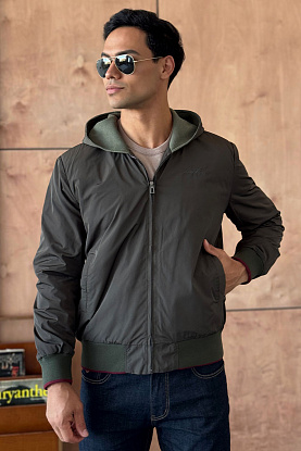 Мужская ветровка зелёного цвета