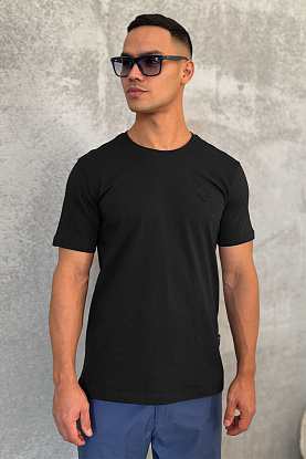Чёрная мужская футболка
