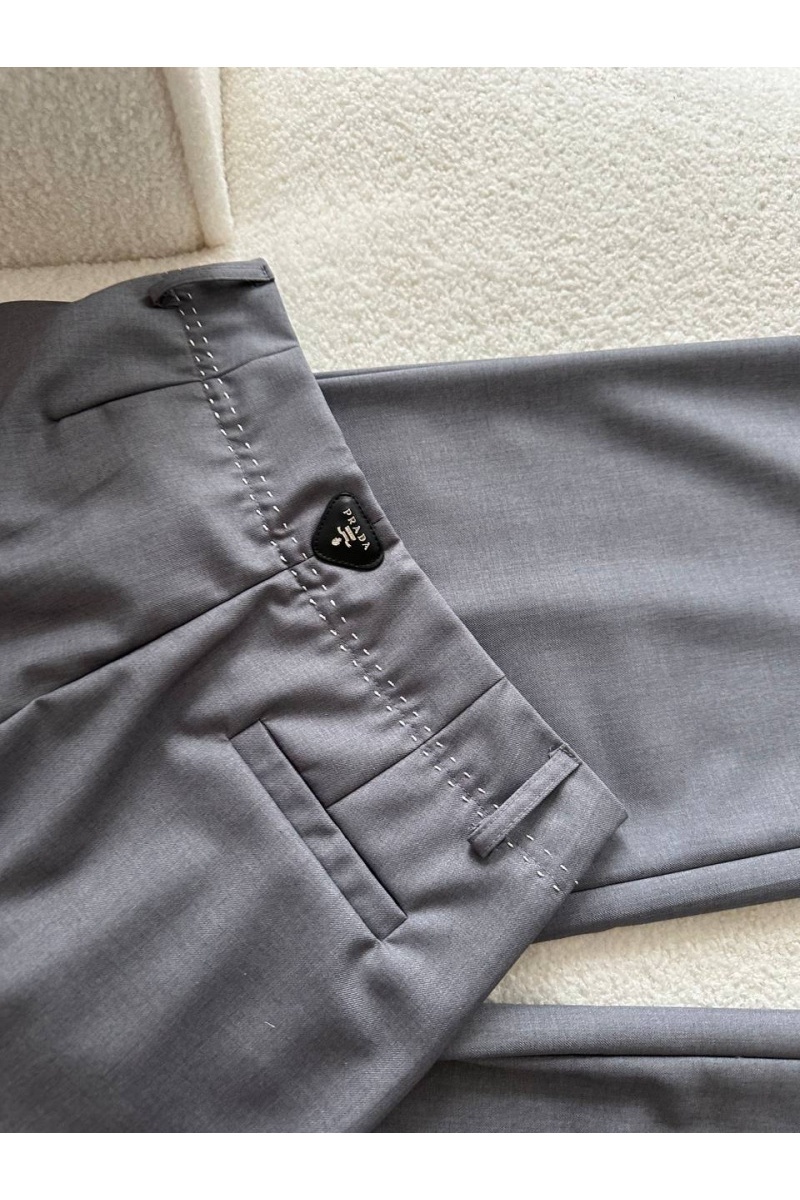 Prada Женские брюки серого цвета