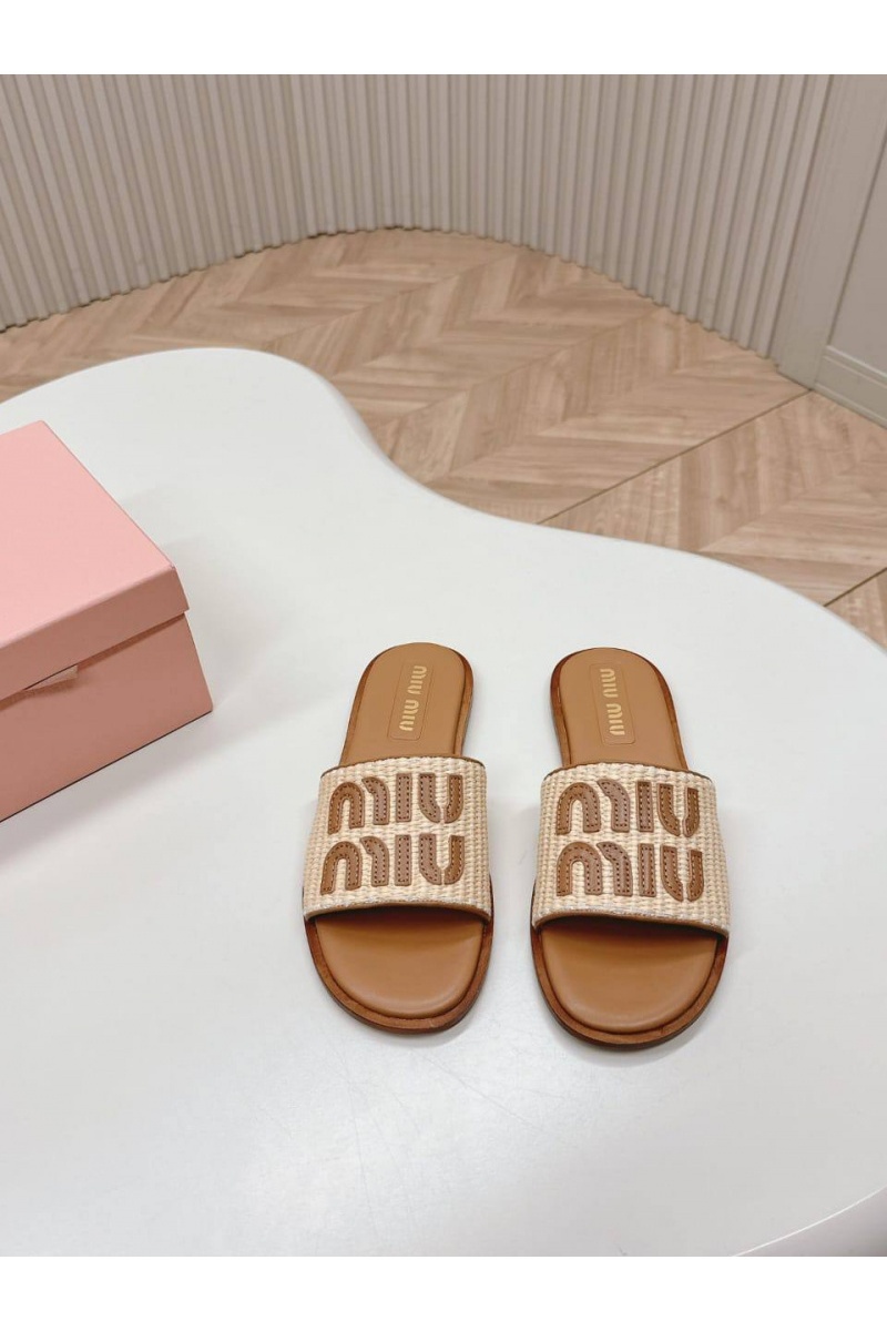 MIU MIU Женские шлёпанцы бежевого цвета