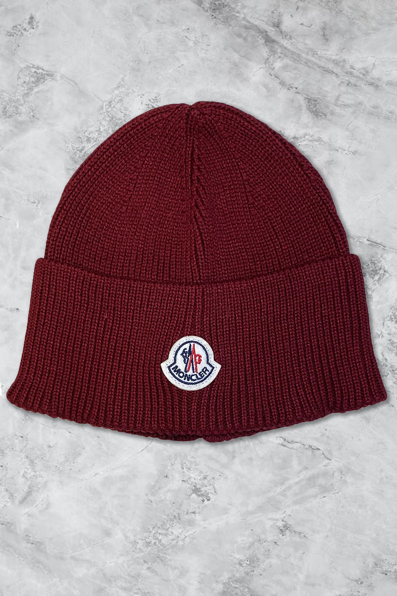 Moncler Мужская шапка бордового цвета logo-patch
