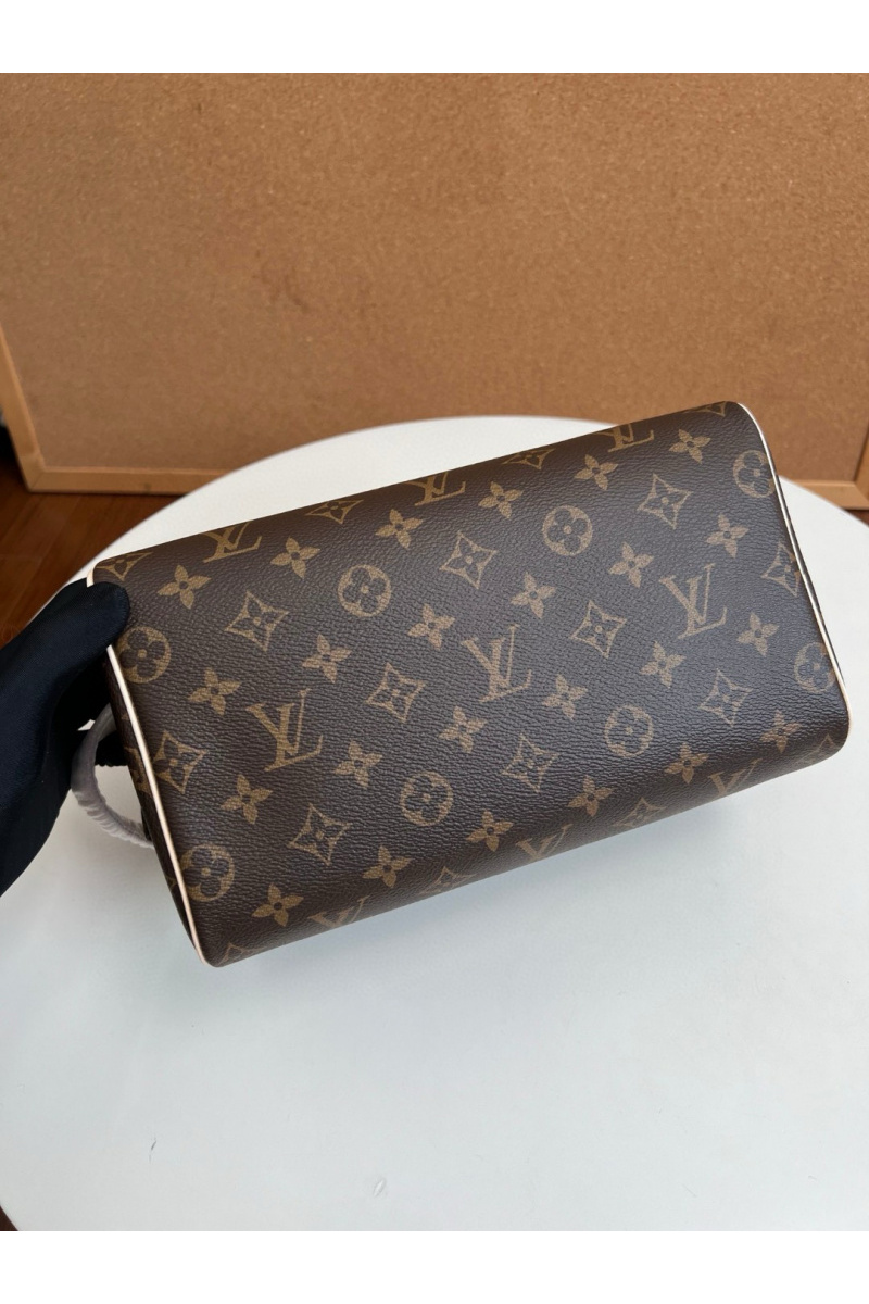 Lоuis Vuittоn Кожаный несессер Dopp Kit Premium 28x15x16.5 см