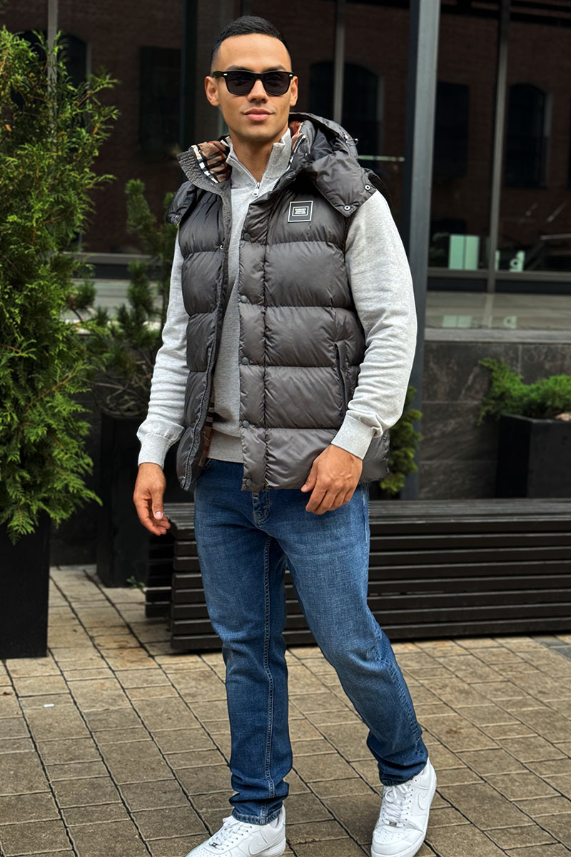 Burberry Жилет серого цвета London England logo-patch 