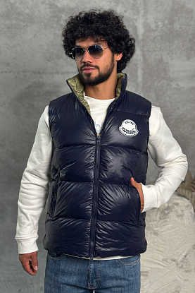 Утеплённый жилет синего цвета