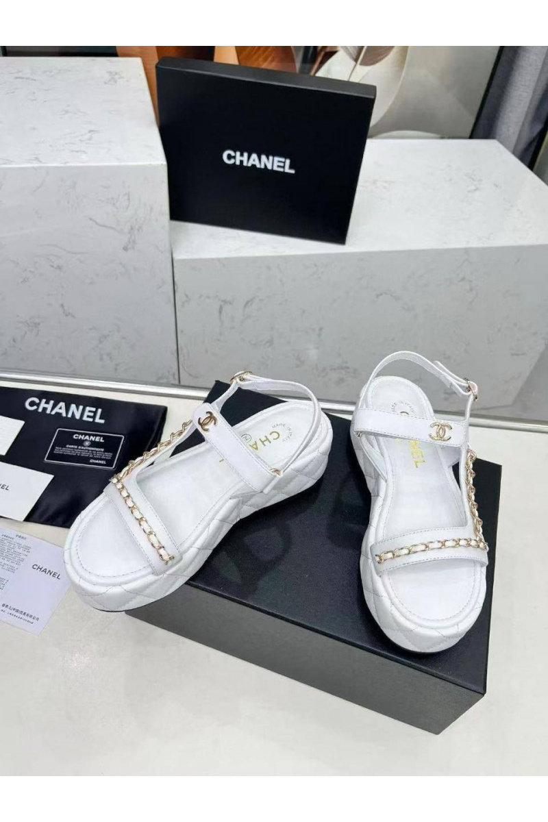 Chаnеl Женские кожаные сандалии белого цвета 