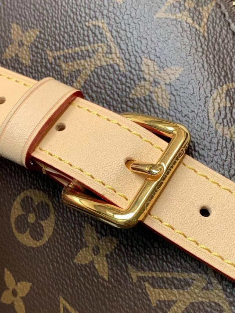 Lоuis Vuittоn Кожаная сумка на пояс Bumbag Monogram 35x17 см