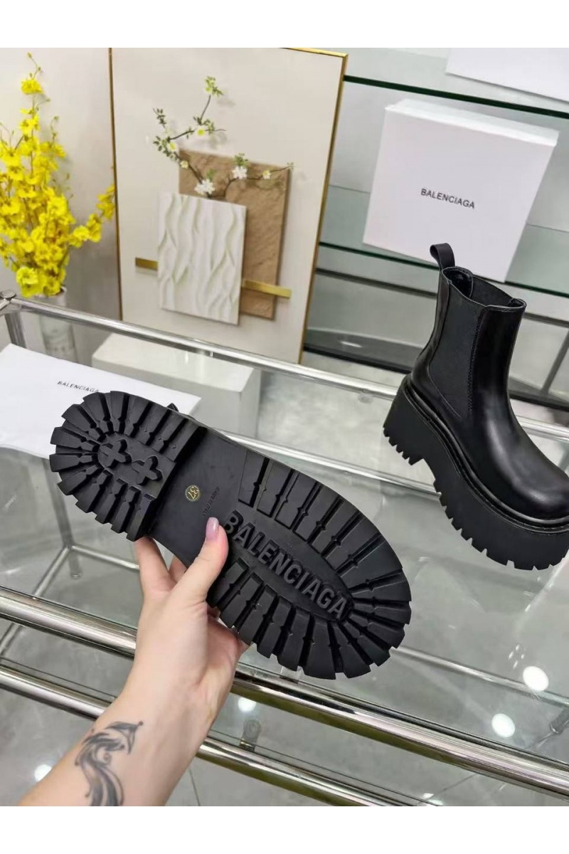 Balenciaga Женские кожаные сапоги чёрного цвета