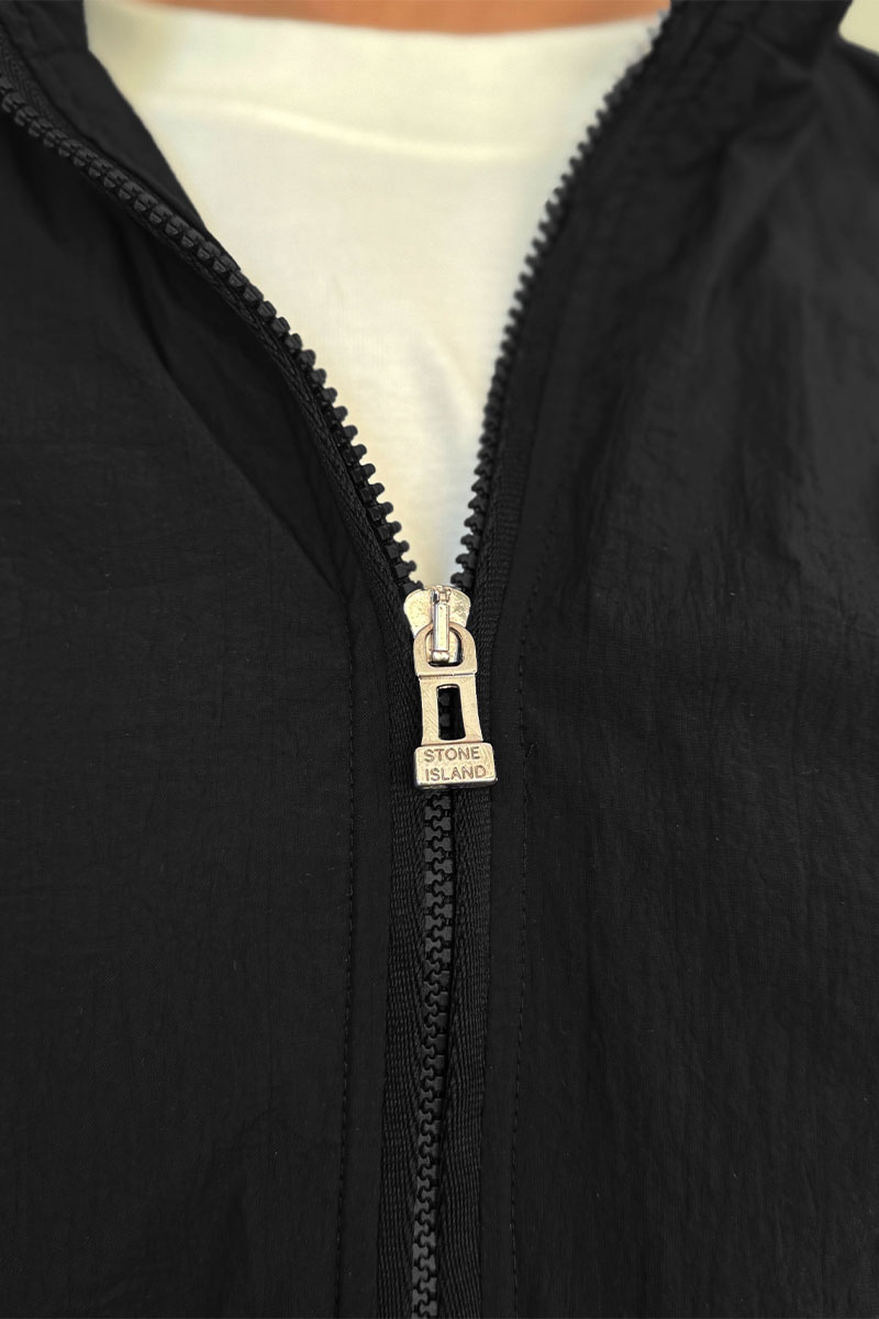 Stone Island Мужская чёрная куртка с патчем на плече