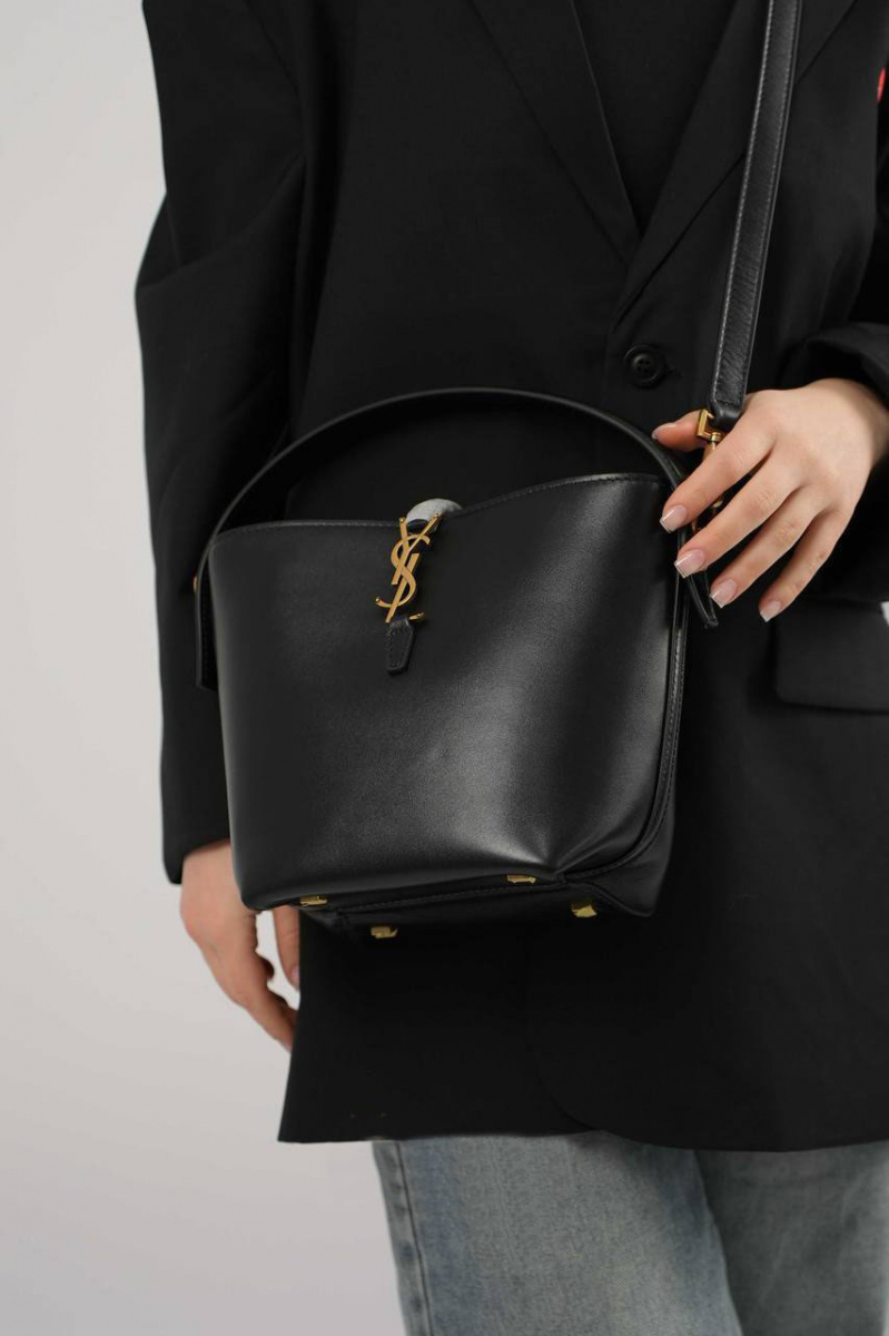Yves Saint Laurent Кожаная сумка Le 37 bucket bag 25x25 см